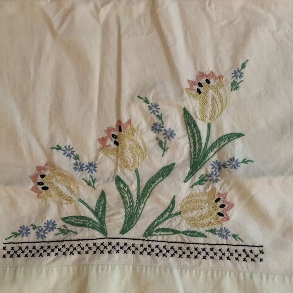 Harmony House Embroidered Tulips Pillow Cases VTG Pair Pale Green Cotton 30x20